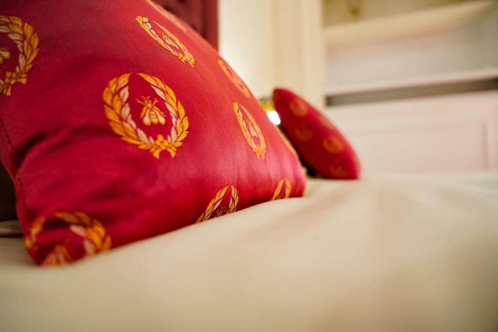 Particolare su cuscini di colore rosso su letto matrimoniale