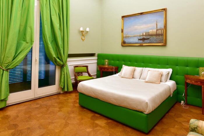 Letto matrimoniale con testata verde Suite Smeraldo