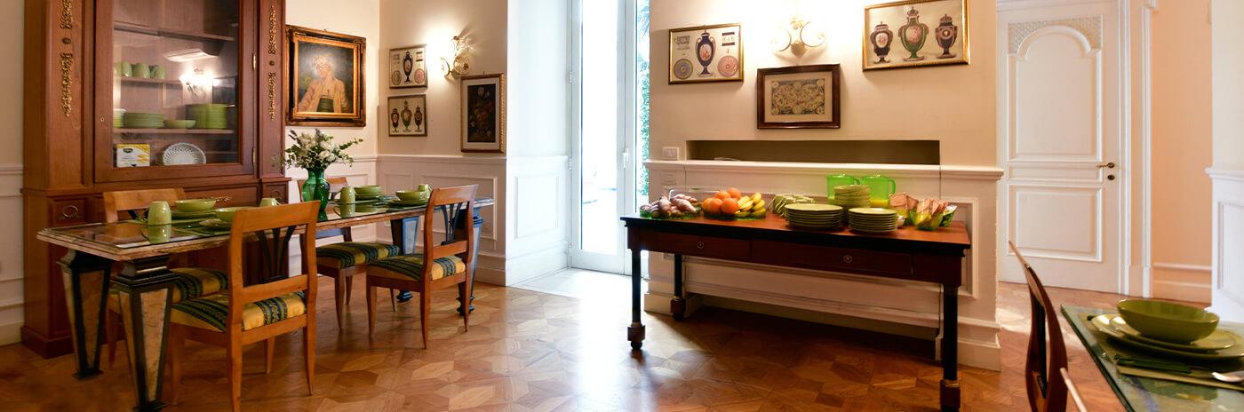 tavolo e buddef in sala colazione, arredi in stile classico